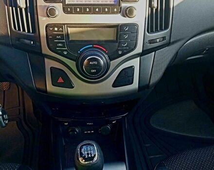 Белый Хендай i30, объемом двигателя 1.6 л и пробегом 250 тыс. км за 6400 $, фото 4 на Automoto.ua