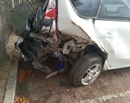 Белый Хендай i30, объемом двигателя 1.6 л и пробегом 330 тыс. км за 3500 $, фото 3 на Automoto.ua