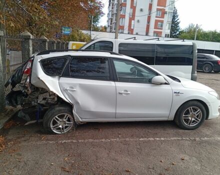 Белый Хендай i30, объемом двигателя 1.6 л и пробегом 330 тыс. км за 3500 $, фото 2 на Automoto.ua