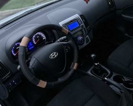 Білий Хендай i30, об'ємом двигуна 1.6 л та пробігом 300 тис. км за 6000 $, фото 6 на Automoto.ua