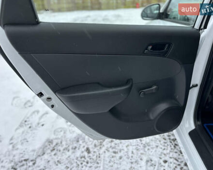 Белый Хендай i30, объемом двигателя 1.6 л и пробегом 182 тыс. км за 7999 $, фото 12 на Automoto.ua