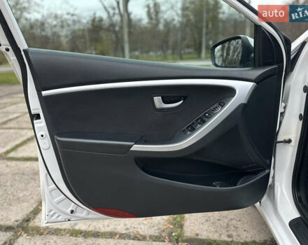 Белый Хендай i30, объемом двигателя 1.6 л и пробегом 190 тыс. км за 7750 $, фото 29 на Automoto.ua