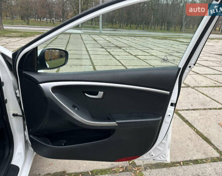 Белый Хендай i30, объемом двигателя 1.6 л и пробегом 190 тыс. км за 7750 $, фото 33 на Automoto.ua