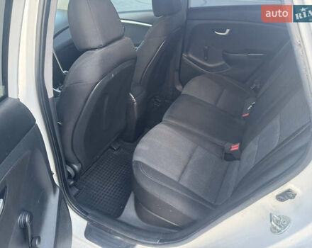 Белый Хендай i30, объемом двигателя 1.4 л и пробегом 340 тыс. км за 6900 $, фото 10 на Automoto.ua