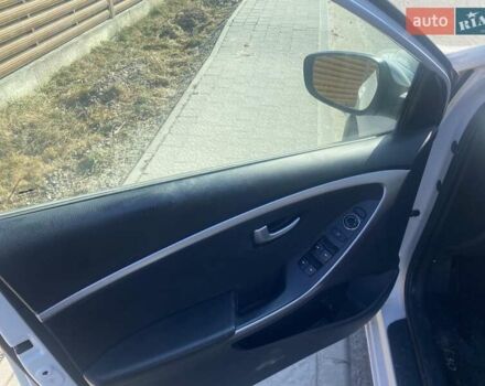 Білий Хендай i30, об'ємом двигуна 1.6 л та пробігом 260 тис. км за 11000 $, фото 7 на Automoto.ua