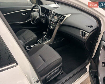 Білий Хендай i30, об'ємом двигуна 1.6 л та пробігом 206 тис. км за 9800 $, фото 5 на Automoto.ua