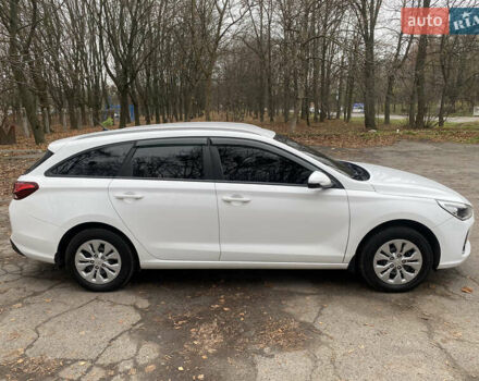 Білий Хендай i30, об'ємом двигуна 1.37 л та пробігом 185 тис. км за 12800 $, фото 3 на Automoto.ua
