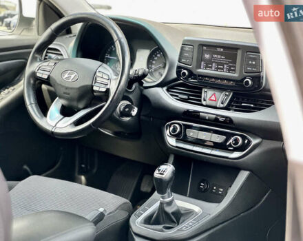 Хендай i30 2017 в Киеве на Automoto.ua Белый Хендай i30, объемом двигателя 1.58 л и пробегом 208 тыс. км за 10200 $, фото 12 на Automoto.ua