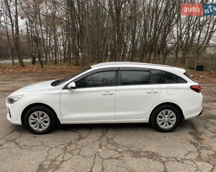 Білий Хендай i30, об'ємом двигуна 1.37 л та пробігом 185 тис. км за 12800 $, фото 7 на Automoto.ua