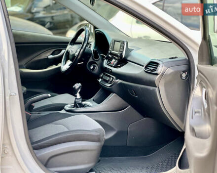 Хендай i30 2017 в Киеве на Automoto.ua Белый Хендай i30, объемом двигателя 1.58 л и пробегом 208 тыс. км за 10200 $, фото 17 на Automoto.ua