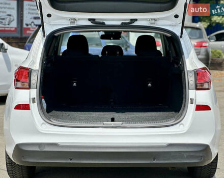 Хендай i30 2017 в Киеве на Automoto.ua Белый Хендай i30, объемом двигателя 1.58 л и пробегом 208 тыс. км за 10200 $, фото 15 на Automoto.ua