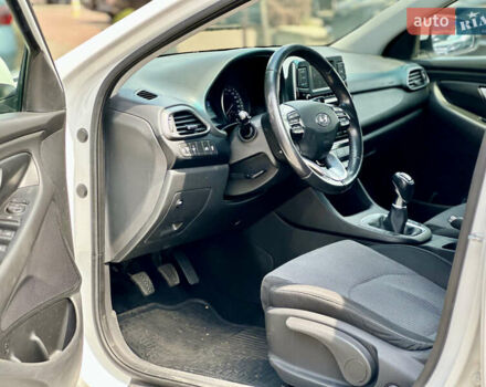 Хендай i30 2017 в Киеве на Automoto.ua Белый Хендай i30, объемом двигателя 1.58 л и пробегом 208 тыс. км за 10200 $, фото 8 на Automoto.ua