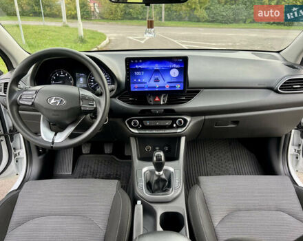 Белый Хендай i30, объемом двигателя 1.5 л и пробегом 129 тыс. км за 12350 $, фото 48 на Automoto.ua