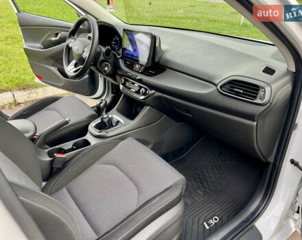 Белый Хендай i30, объемом двигателя 1.5 л и пробегом 129 тыс. км за 12350 $, фото 44 на Automoto.ua