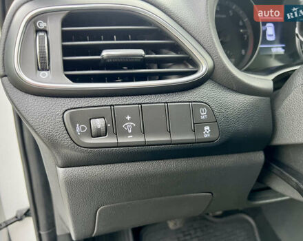 Белый Хендай i30, объемом двигателя 1.5 л и пробегом 129 тыс. км за 12350 $, фото 25 на Automoto.ua