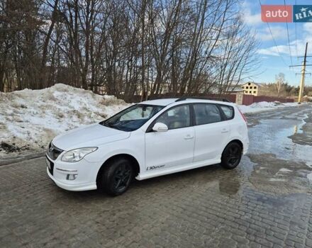 Белый Хендай i30, объемом двигателя 1.99 л и пробегом 257 тыс. км за 5900 $, фото 1 на Automoto.ua