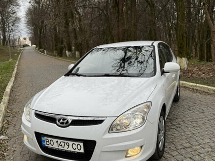 Белый Хендай i30, объемом двигателя 1.6 л и пробегом 212 тыс. км за 5400 $, фото 1 на Automoto.ua