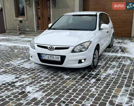 Белый Хендай i30, объемом двигателя 1.4 л и пробегом 202 тыс. км за 5600 $, фото 1 на Automoto.ua