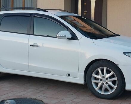 Белый Хендай i30, объемом двигателя 1.4 л и пробегом 250 тыс. км за 6400 $, фото 1 на Automoto.ua