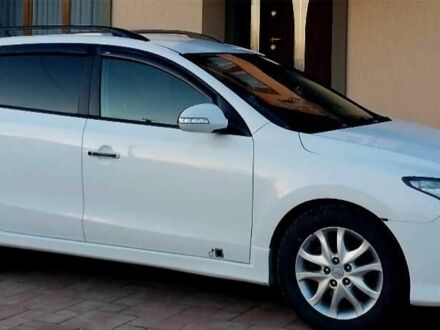 Белый Хендай i30, объемом двигателя 1.6 л и пробегом 250 тыс. км за 6400 $, фото 1 на Automoto.ua