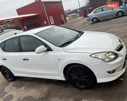 Хендай i30 2010 в Чернигове на Automoto.ua Белый Хендай i30, объемом двигателя 1.4 л и пробегом 196 тыс. км за 5500 $, фото 1 на Automoto.ua