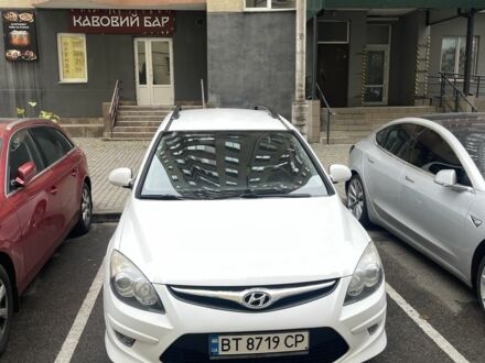 Белый Хендай i30, объемом двигателя 1.6 л и пробегом 258 тыс. км за 4600 $, фото 1 на Automoto.ua