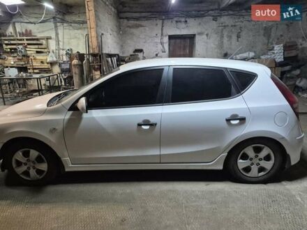 Белый Хендай i30, объемом двигателя 1.59 л и пробегом 170 тыс. км за 6000 $, фото 1 на Automoto.ua