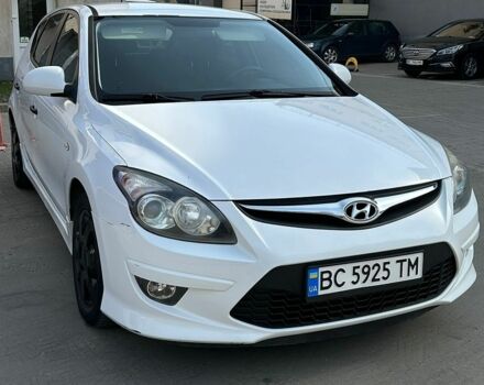 Белый Хендай i30, объемом двигателя 1.58 л и пробегом 258 тыс. км за 4200 $, фото 1 на Automoto.ua