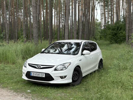 Белый Хендай i30, объемом двигателя 1.58 л и пробегом 269 тыс. км за 5800 $, фото 1 на Automoto.ua