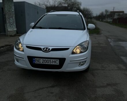 Белый Хендай i30, объемом двигателя 1.6 л и пробегом 300 тыс. км за 6000 $, фото 1 на Automoto.ua