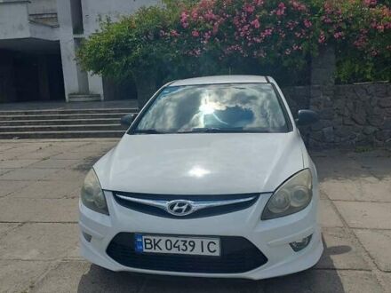 Хендай i30 2011 у Славуте на Automoto.ua Білий Хендай i30, об'ємом двигуна 1.4 л та пробігом 120 тис. км за 5380 $, фото 1 на Automoto.ua