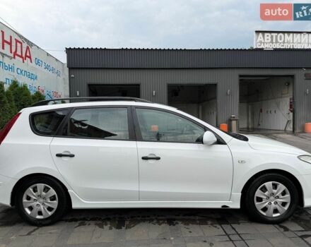 Белый Хендай i30, объемом двигателя 1.58 л и пробегом 240 тыс. км за 6500 $, фото 1 на Automoto.ua