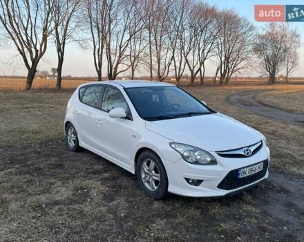 Белый Хендай i30, объемом двигателя 1.58 л и пробегом 261 тыс. км за 5500 $, фото 1 на Automoto.ua