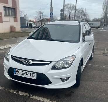 Белый Хендай i30, объемом двигателя 1.6 л и пробегом 246 тыс. км за 6700 $, фото 1 на Automoto.ua