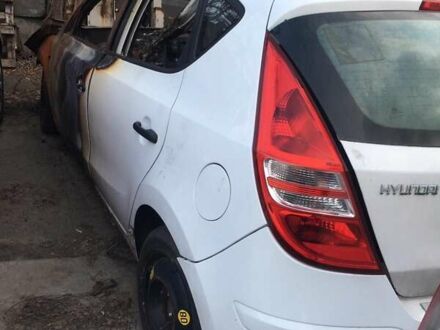 Белый Хендай i30, объемом двигателя 1.6 л и пробегом 98 тыс. км за 650 $, фото 1 на Automoto.ua