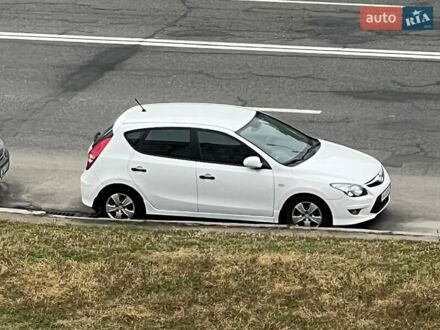 Белый Хендай i30, объемом двигателя 1.4 л и пробегом 120 тыс. км за 7200 $, фото 1 на Automoto.ua