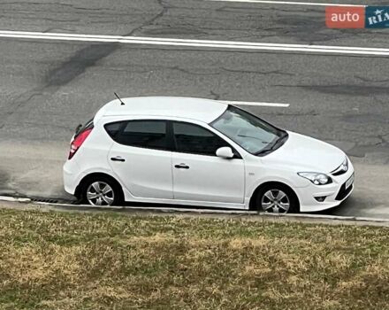 Белый Хендай i30, объемом двигателя 1.4 л и пробегом 120 тыс. км за 7200 $, фото 1 на Automoto.ua