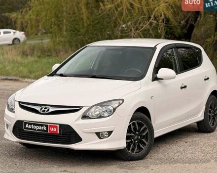 Белый Хендай i30, объемом двигателя 1.6 л и пробегом 264 тыс. км за 7990 $, фото 1 на Automoto.ua