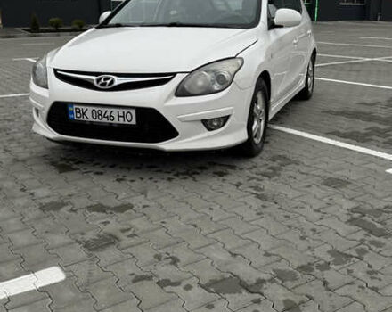 Белый Хендай i30, объемом двигателя 1.58 л и пробегом 261 тыс. км за 4900 $, фото 1 на Automoto.ua