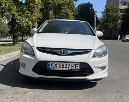 Белый Хендай i30, объемом двигателя 1.4 л и пробегом 120 тыс. км за 5500 $, фото 1 на Automoto.ua