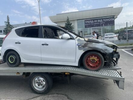 Белый Хендай i30, объемом двигателя 1.6 л и пробегом 68 тыс. км за 657 $, фото 1 на Automoto.ua