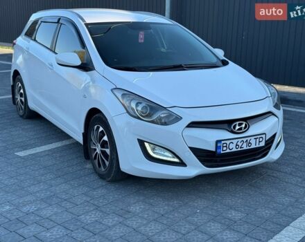 Белый Хендай i30, объемом двигателя 1.4 л и пробегом 350 тыс. км за 5900 $, фото 1 на Automoto.ua