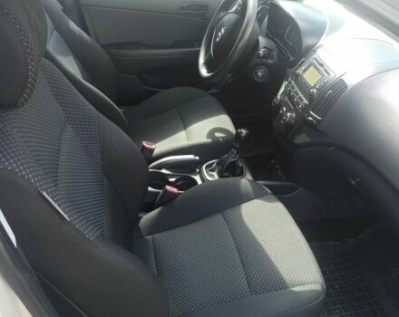 Бежевый Хендай i30, объемом двигателя 1.4 л и пробегом 195 тыс. км за 5500 $, фото 6 на Automoto.ua