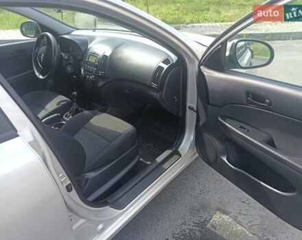 Бежевый Хендай i30, объемом двигателя 1.4 л и пробегом 195 тыс. км за 5700 $, фото 10 на Automoto.ua