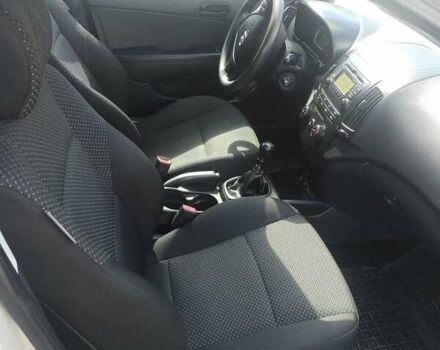 Бежевый Хендай i30, объемом двигателя 1.4 л и пробегом 195 тыс. км за 5700 $, фото 11 на Automoto.ua