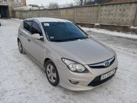 Бежевий Хендай i30, об'ємом двигуна 0.16 л та пробігом 213 тис. км за 5600 $, фото 1 на Automoto.ua