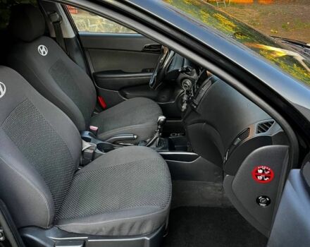 Чорний Хендай i30, об'ємом двигуна 1.6 л та пробігом 240 тис. км за 6100 $, фото 6 на Automoto.ua