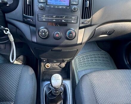 Черный Хендай i30, объемом двигателя 1.6 л и пробегом 250 тыс. км за 5700 $, фото 5 на Automoto.ua