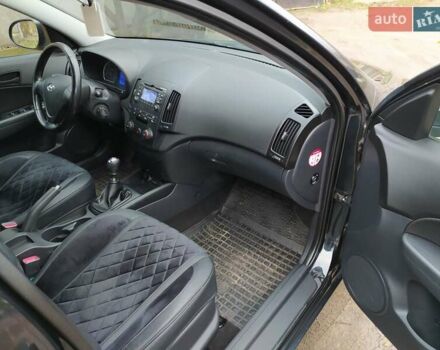 Черный Хендай i30, объемом двигателя 1.4 л и пробегом 314 тыс. км за 5650 $, фото 16 на Automoto.ua