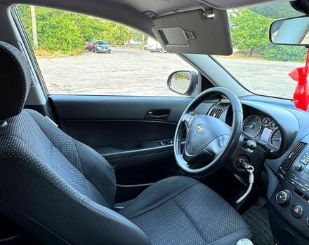 Черный Хендай i30, объемом двигателя 1.6 л и пробегом 250 тыс. км за 5700 $, фото 3 на Automoto.ua